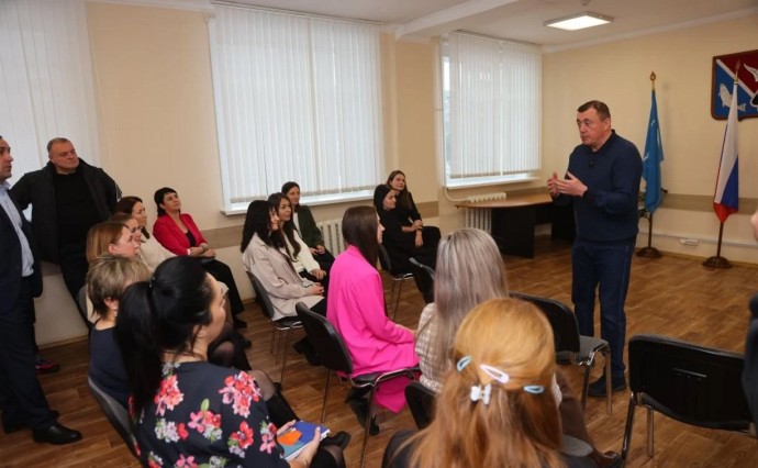 Губернатор встретился в Ногликах с волонтерами программы "Забота. Защита. Уважение"