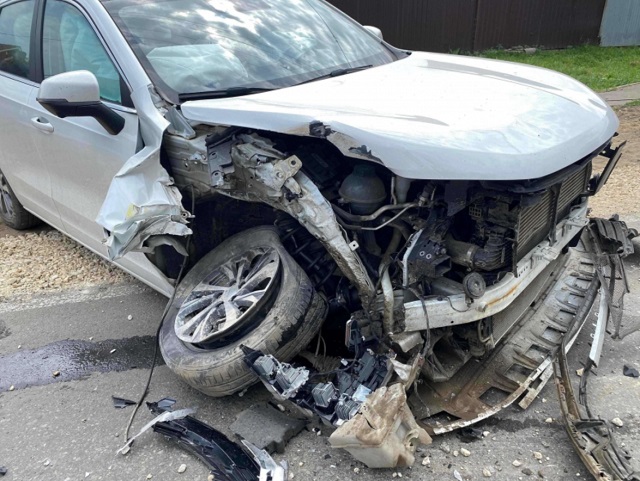 В Мордовии 26-летняя девушка на Хавале" снесла столб, пострадали 2 человека