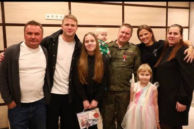 Семью участника СВО на Вологодчине поздравили главные герои сериала «Ландыши»