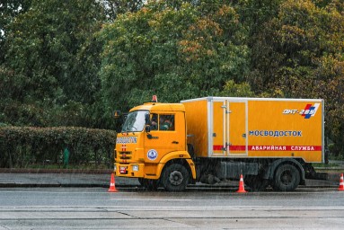 Бригады Мосводостока со спецтехникой дежурят на улицах столицы