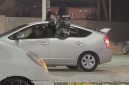 В Благовещенске автомобилист устроил дрифт на парковке ТЦ В Благовещенске автомобилист устроил дрифт на парковке ТЦ