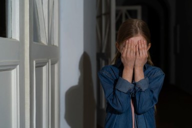 Использовали ёршик: второклассницу избили и унизили старшеклассницы в Приморье