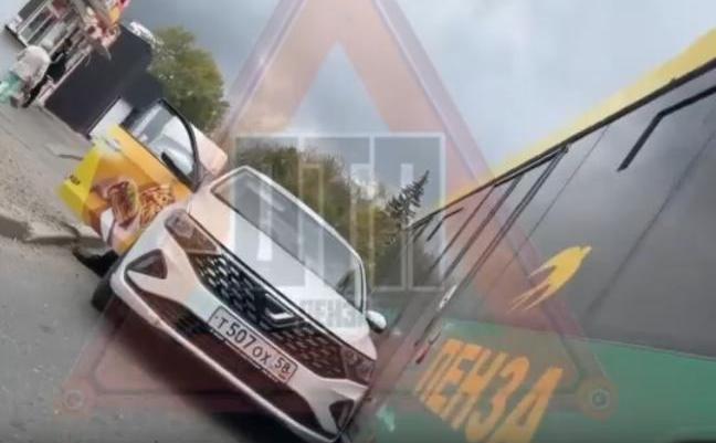 На улице Гагарина в Пензе не поделили дорогу такси и автобус