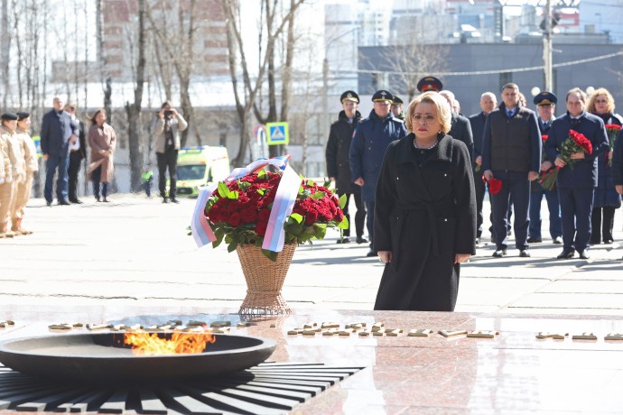 Матвиенко возложила цветы к мемориальному комплексу «Вечная слава» в Сыктывкаре