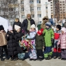 Жители Южно-Сахалинска провожают зиму с песнями, блинами и хороводами