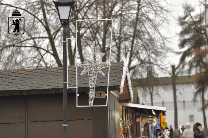 40 километров гирлянд и 200 конструкций и консолей: Ярославль начали украшать к Новому году 40 километров гирлянд и 200 конструкций и консолей: Ярославль начали украшать к Новому году