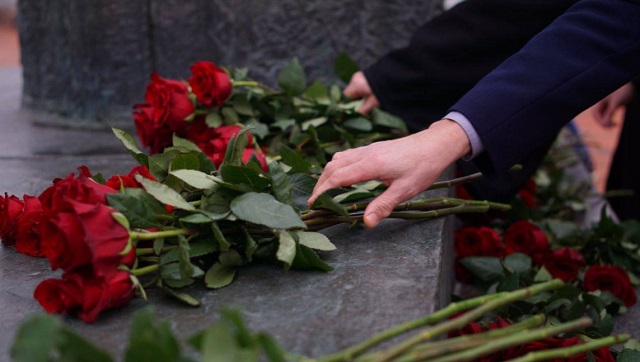 В Саранске в День Героев Отечества возложили цветы к памятникам защитников Родины