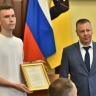Михаил Евраев вручил награды волонтерам, спасшим девочку из воды
