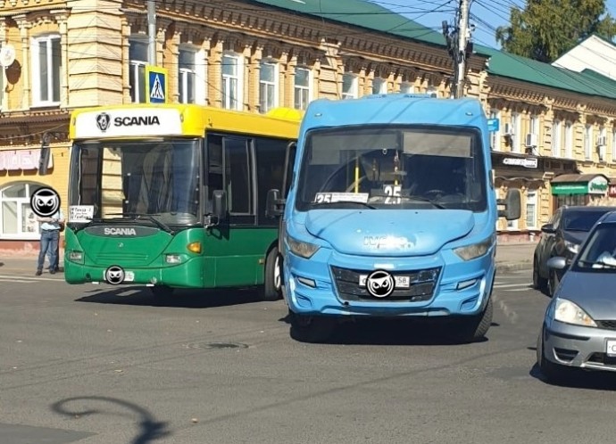 В центре Пензы столкнулись автобус и маршрутка