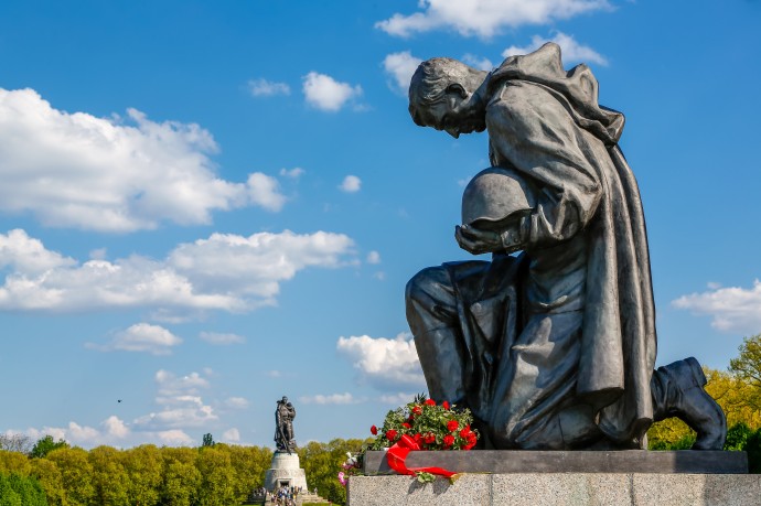 Захарова: страны СНГ должны вместе с РФ защищать советские памятники в Европе Захарова: страны СНГ должны вместе с РФ защищать советские памятники в Европе