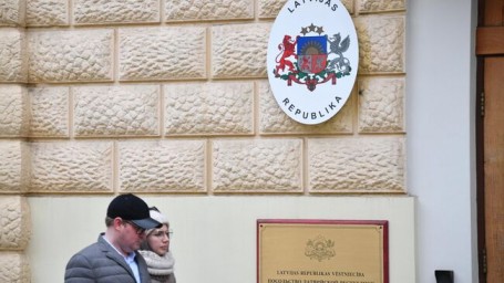 У посольства Латвии в Москве установили стенды о неонацизме