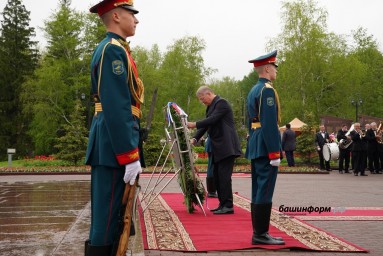 Радий Хабиров почтил память героев Великой Отечественной войны