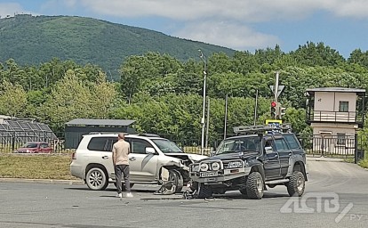 Два внедорожника столкнулись в Южно-Сахалинске