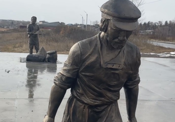 В городе Иркутской области появились три скульптуры солеваров