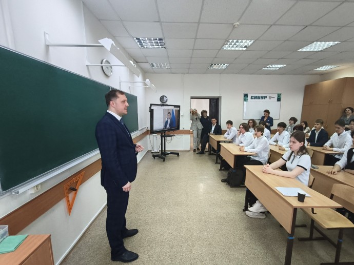 Томским старшеклассникам рассказали о развитии промышленности региона и перспективах профессионального роста