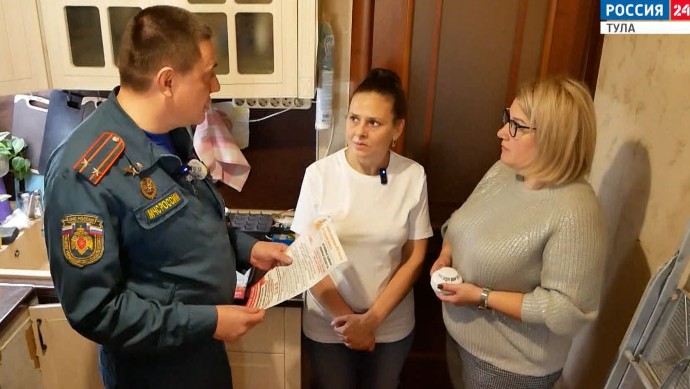 Спасатели подарили пожарные извещатели многодетным семьям