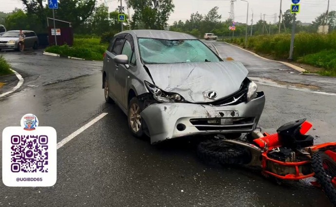 В Южно-Сахалинске автомобиль сбил несовершеннолетнего подростка на мотоцикле В Южно-Сахалинске автомобиль сбил несовершеннолетнего подростка на мотоцикле