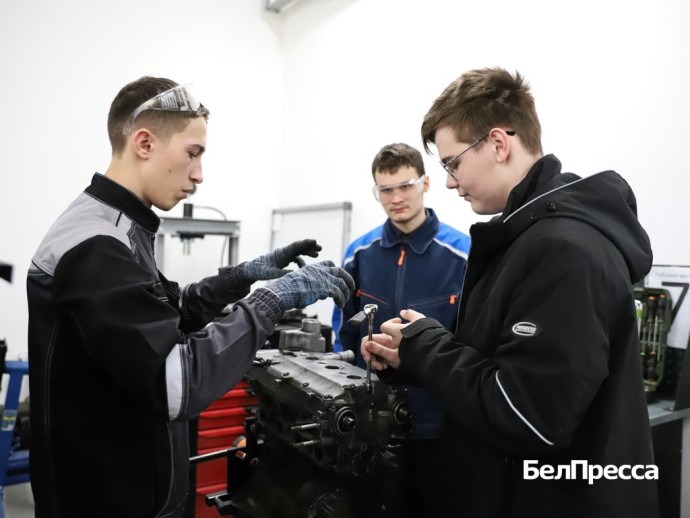 Аккумулятор и тормоза. Белгородские школьники примерили на себя профессию автомеханика Аккумулятор и тормоза. Белгородские школьники примерили на себя профессию автомеханика