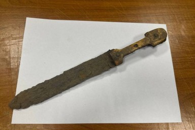 Рабочие, укреплявшие эскарп на Северном валу в Выборге, нашли кинжал