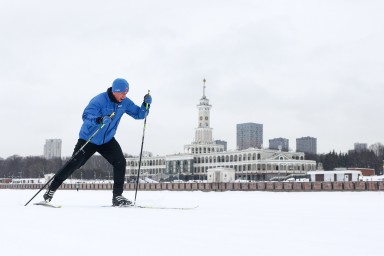 Зимой россияне любят ходить на беговых лыжах и кататься на коньках
