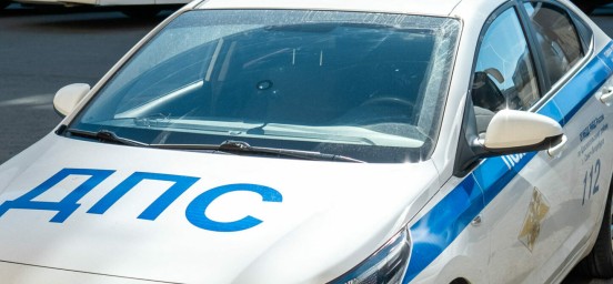 На площади Сикорского провод троллейбуса разбил стёкла автобуса