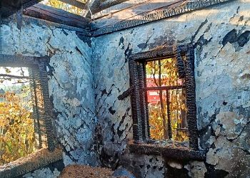 Огонь заметили поздно: деревянный дом сгорел в амурском селе