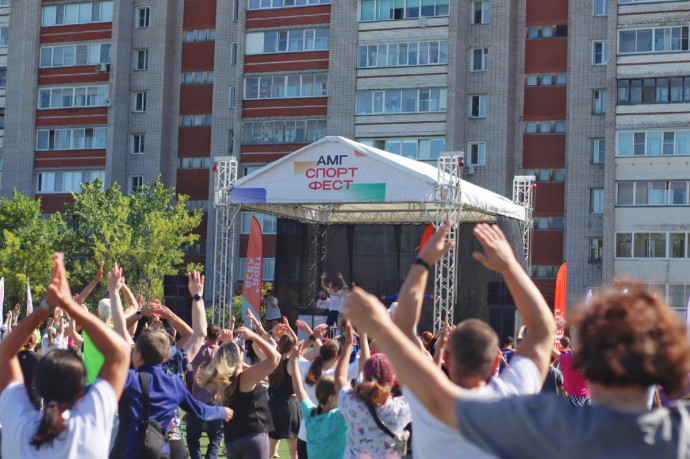 В Кирове прошла массовая зарядка: 500 человек пришли на стадион
