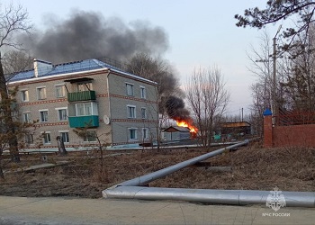 В Завитинске горели два гаража и хозпостройка