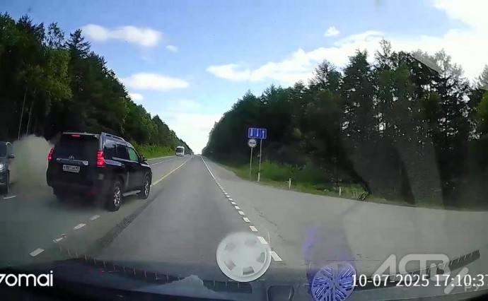 Вылетевший на встречку внедорожник устроил серьёзное ДТП на корсаковской трассе