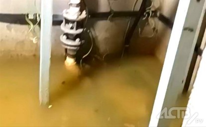 Подвал дома в Южно-Сахалинске превратился в сток для чужой канализации