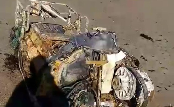 Сахалинцы обсуждают в сети снегоход, выброшенный на берег моря