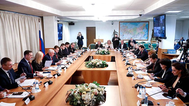 В ГД прошли парламентские слушания по вопросу нормативно-правового регулирования развития топливно-энергетического комплекса Дальнего Востока и Арктики В ГД прошли парламентские слушания по вопросу нормативно-правового регулирования развития топливно-энергетического комплекса Дальнего Востока и Арктики