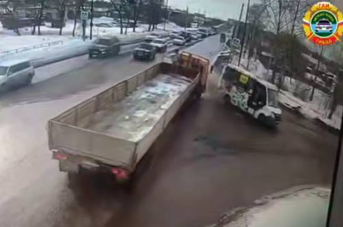 В Благовещенске при столкновении автобуса и грузовика пострадали три человека