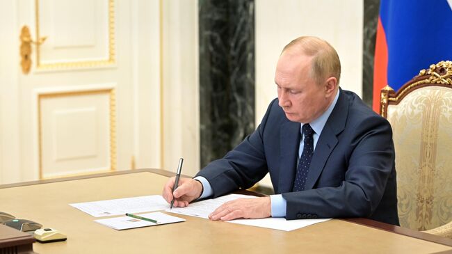 Путин ввел мораторий на выдачу новых лицензий на производство алкоголя