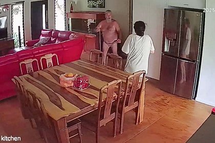 Мужчина в одних трусах отбился от проникшей в его дом вооруженной незнакомки Мужчина в одних трусах отбился от проникшей в его дом вооруженной незнакомки