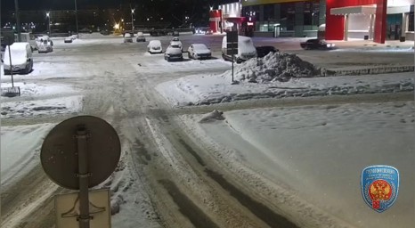 Петербуржец устроил опасный дрифт на заснеженной парковке в Невском районе