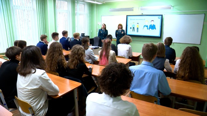 В семи школах Петербурга открылись налоговые классы
