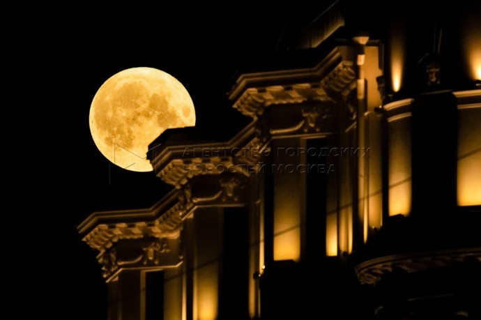 Москвичи вечером смогут увидеть самое большое в этом году суперлуние Москвичи вечером смогут увидеть самое большое в этом году суперлуние