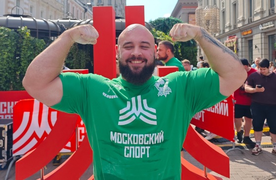 Белгородский силач установил новый мировой рекорд по рывку гири одной рукой