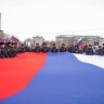 В Благовещенске развернули огромный триколор и исполнили севастопольский вальс