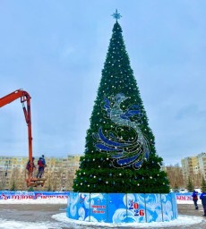 Елка с Жар-птицей установлена на площади по ул. Коваленко в Саранске
