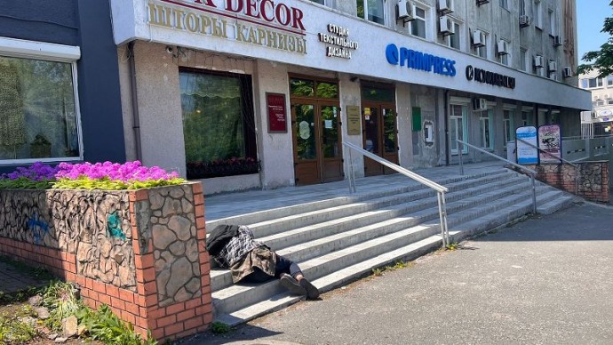 Клошар Владивостока вторые сутки продвигается по проспекту Красного Знамени