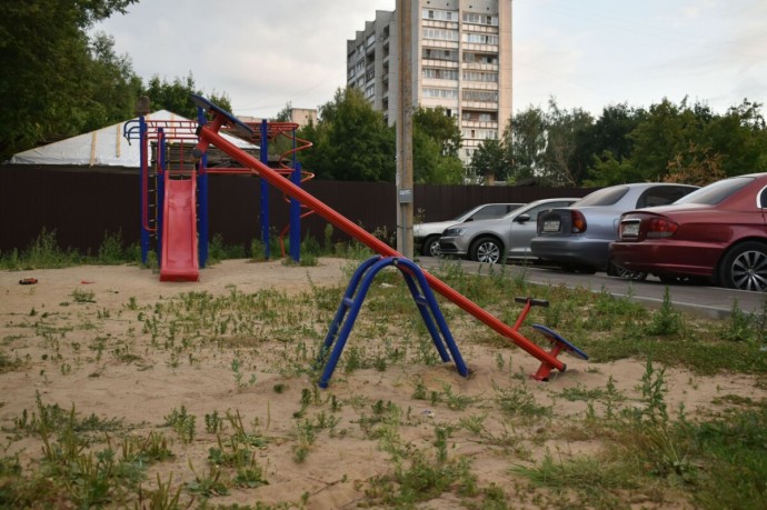 Страшенные качели и песочницы разыскивают в Костроме