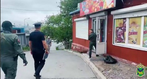 Рейд по «пьяным детским площадкам»: во Владивостоке закрыли нелегальную алкоточку