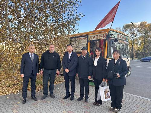 Делегация из Китая посетила благовещенский «Автобус Победы» Делегация из Китая посетила благовещенский «Автобус Победы»