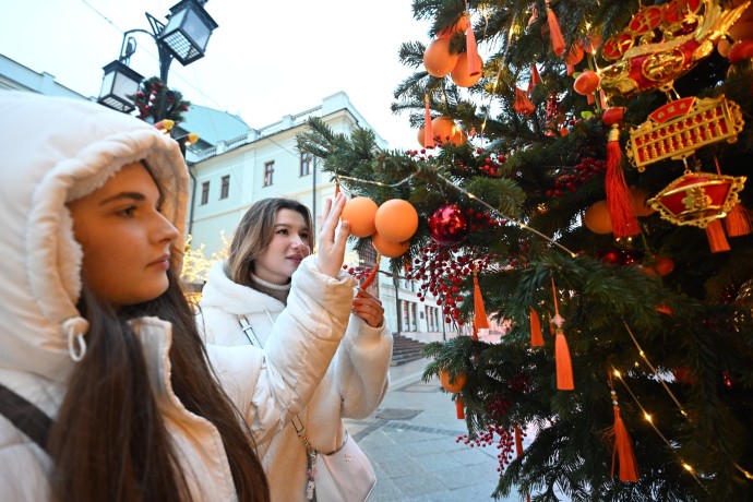 Заммэра Москвы Бирюков: Столицу начали украшать к Новому году Заммэра Москвы Бирюков: Столицу начали украшать к Новому году