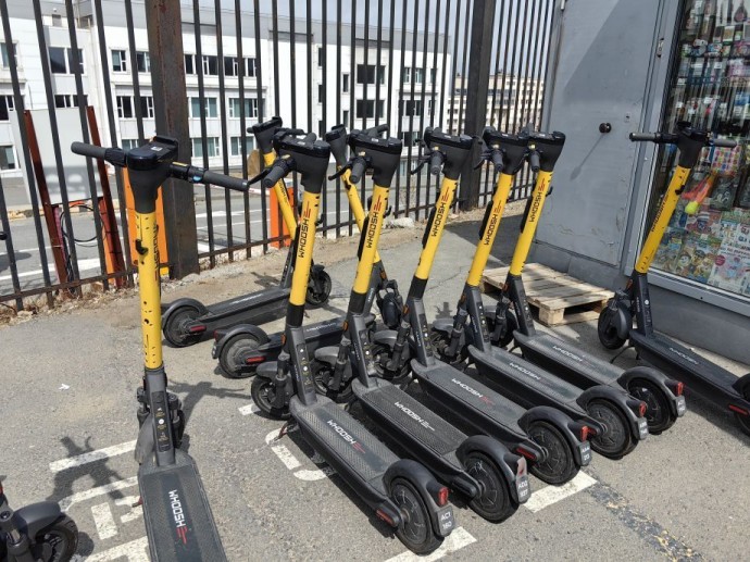 Физика преподала урок: удар по самокату обернулся падением юноши во Владивостоке Физика преподала урок: удар по самокату обернулся падением юноши во Владивостоке