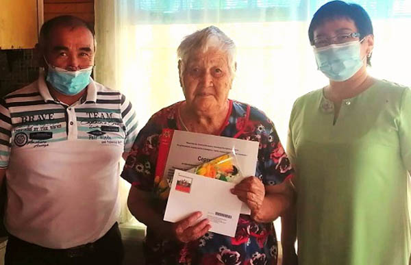В Бурятии поздравили с 95-летием ветерана труда