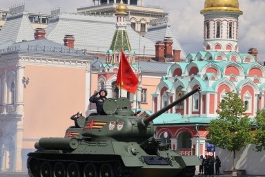 Белоусов исполнил желание двух детей, мечтавших посетить парад Победы