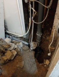 В Кирсе работники УК частично разрушили квартиру семьи, чтобы устранить течь в подъезде